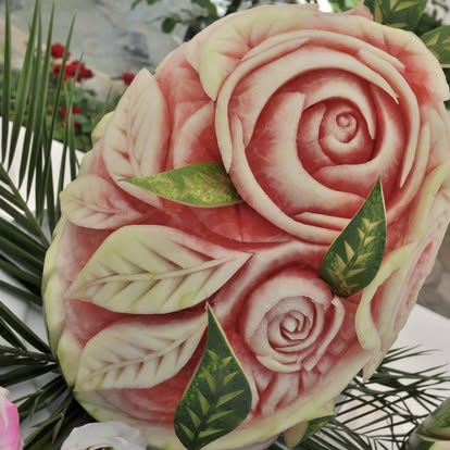 Anguria intagliata a forma di rose con foglie verdi