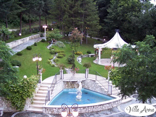 Il giardino visto dall'alto: fontana, scalinate, prato e gazebo
